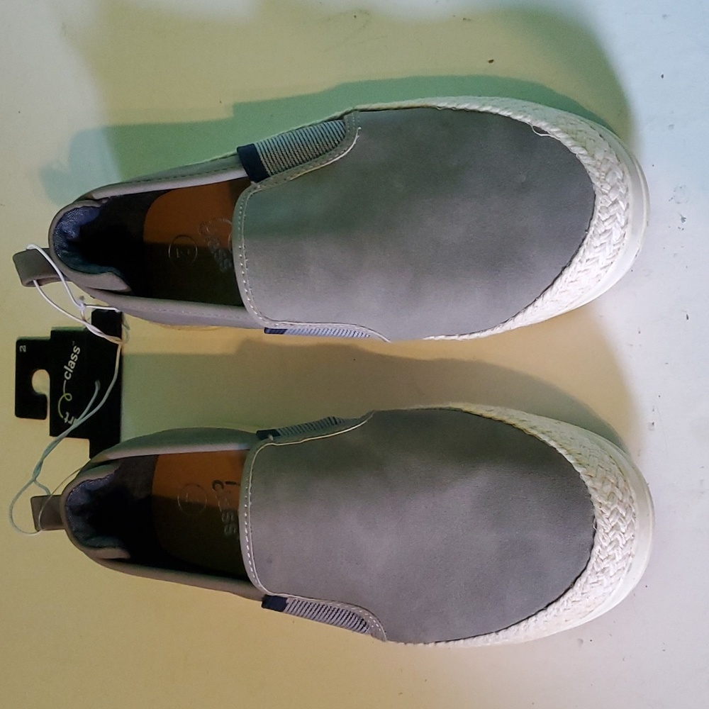 New art class boy's 2 grey slip on shoes